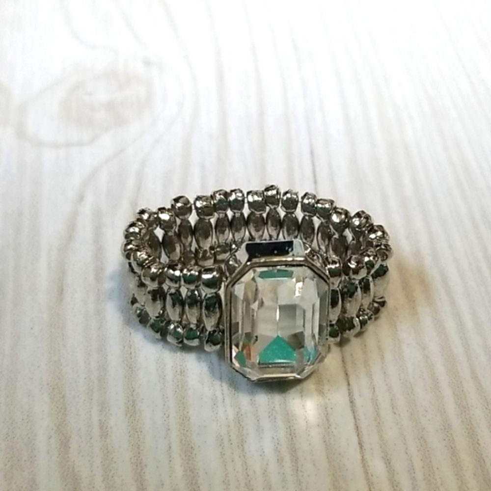 Cookie Lee silver stretch ring with large unique cut gem in the middle NWT
